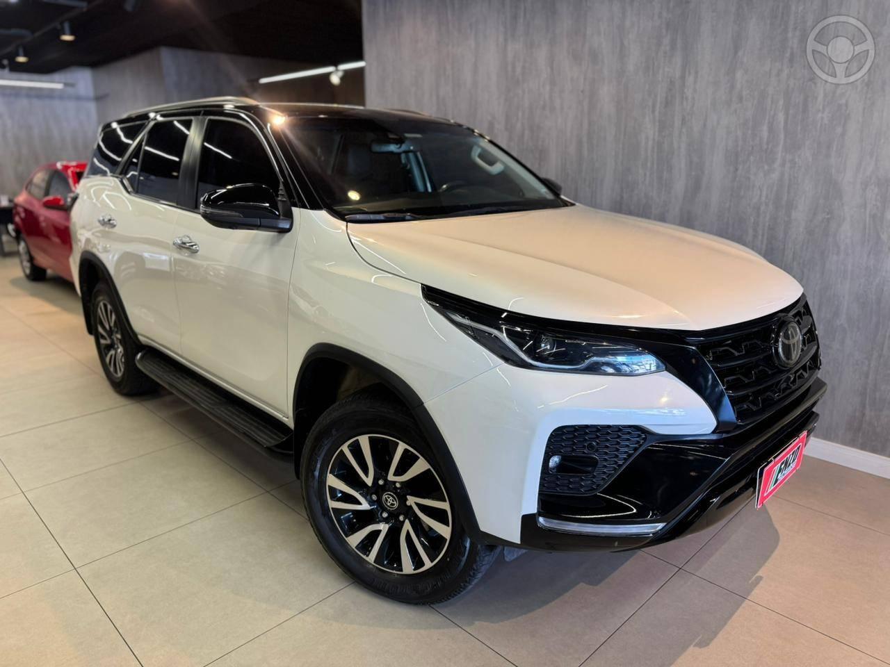 HILUX SW4 2.8 SRX 4X4 7 LUGARES 16V TURBO INTERCOOLER DIESEL 4P AUTOMÁTICO - 2022 - CAXIAS DO SUL