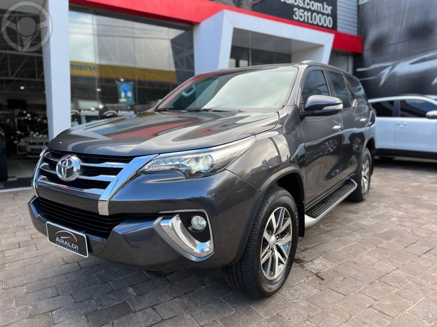 HILUX SW4 2.8 SRX 4X4 7 LUGARES 16V TURBO INTERCOOLER DIESEL 4P AUTOMÁTICO - 2016 - VACARIA