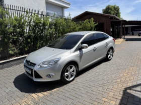 focus sedan 2014 tapejara