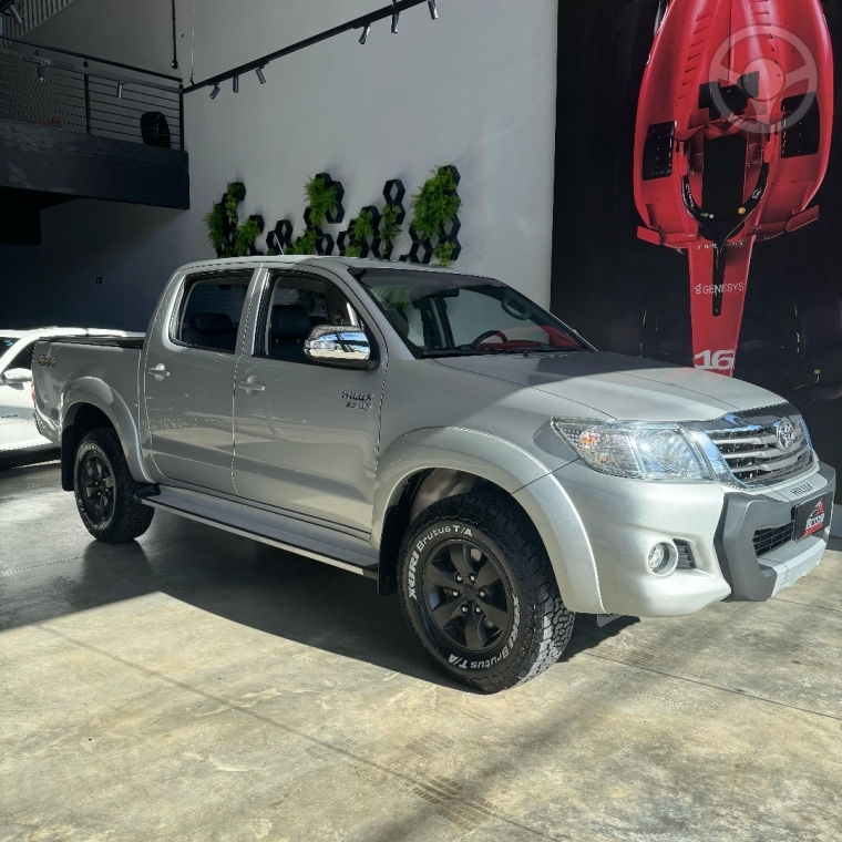 TOYOTA - HILUX 2.7 SRV 4X4 CD 16V FLEX 4P AUTOMÁTICO - 2014/2014 - PRATA - R$ 129.000,00