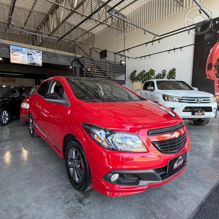 CHEVROLET - ONIX 1.4 MPFI EFFECT 8V FLEX 4P MANUAL - 2015/2015 - VERMELHA - R$ 58.900,00