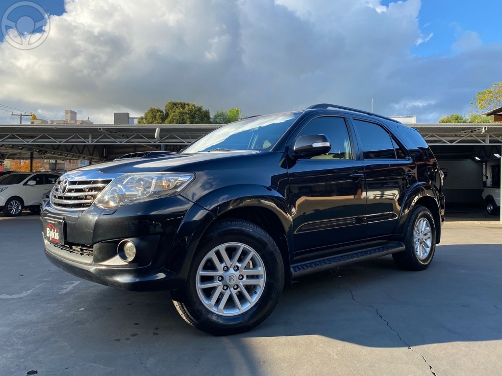 HILUX SW4 SRV 3.0 4X4 7 LUGARES - 2013 - TAPEJARA
