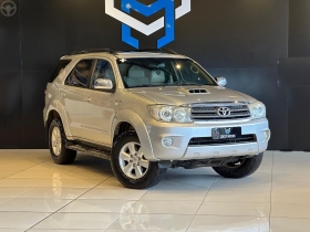 HILUX SW4 3.0 SRV 4X4 7 LUGARES 16V TURBO INTERCOOLER DIESEL 4P AUTOMÁTICO