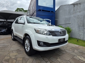 HILUX SW4 3.0 SRV 4X4 7 LUGARES 16V TURBO INTERCOOLER DIESEL 4P AUTOMÁTICO