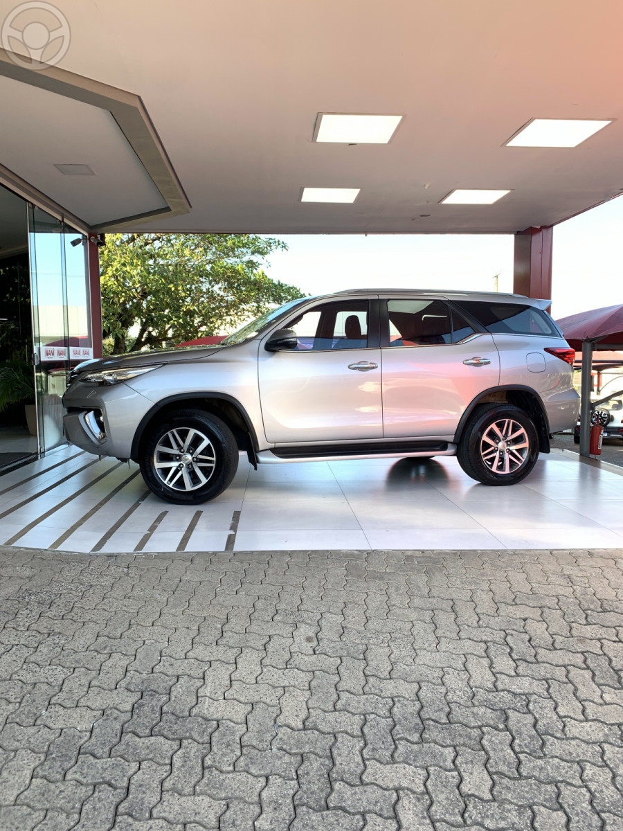 HILUX SW4 2.8 SRX 4X4 7 LUGARES 16V TURBO INTERCOOLER DIESEL 4P AUTOMÁTICO - 2018 - IVOTI