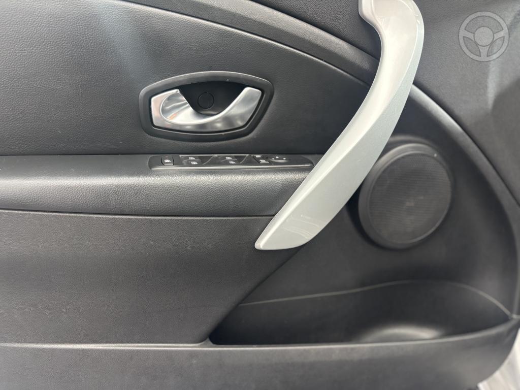 RENAULT - FLUENCE 2.0 DYNAMIQUE 16V FLEX 4P MANUAL - 2011/2012 - PRATA - R$ 40.900,00