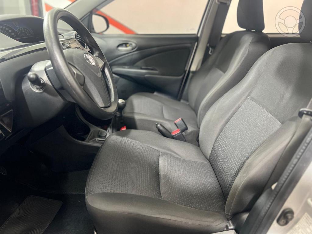 TOYOTA - ETIOS 1.5 X SEDAN 16V FLEX 4P MANUAL - 2013/2014 - PRATA - R$ 45.900,00