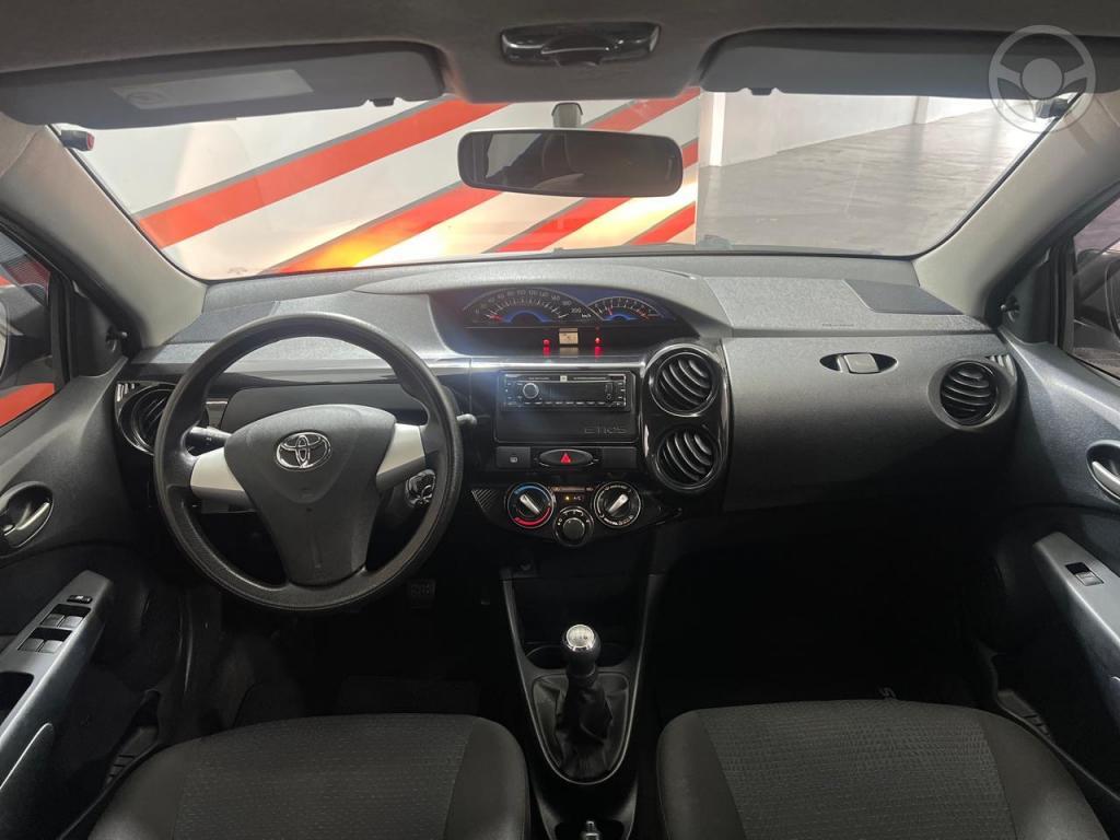 TOYOTA - ETIOS 1.5 X SEDAN 16V FLEX 4P MANUAL - 2013/2014 - PRATA - R$ 45.900,00