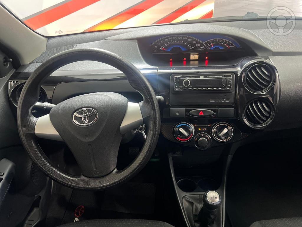 TOYOTA - ETIOS 1.5 X SEDAN 16V FLEX 4P MANUAL - 2013/2014 - PRATA - R$ 45.900,00