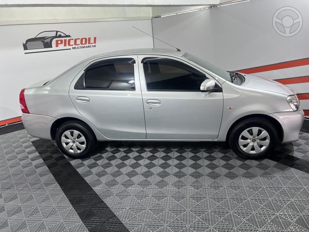TOYOTA - ETIOS 1.5 X SEDAN 16V FLEX 4P MANUAL - 2013/2014 - PRATA - R$ 45.900,00