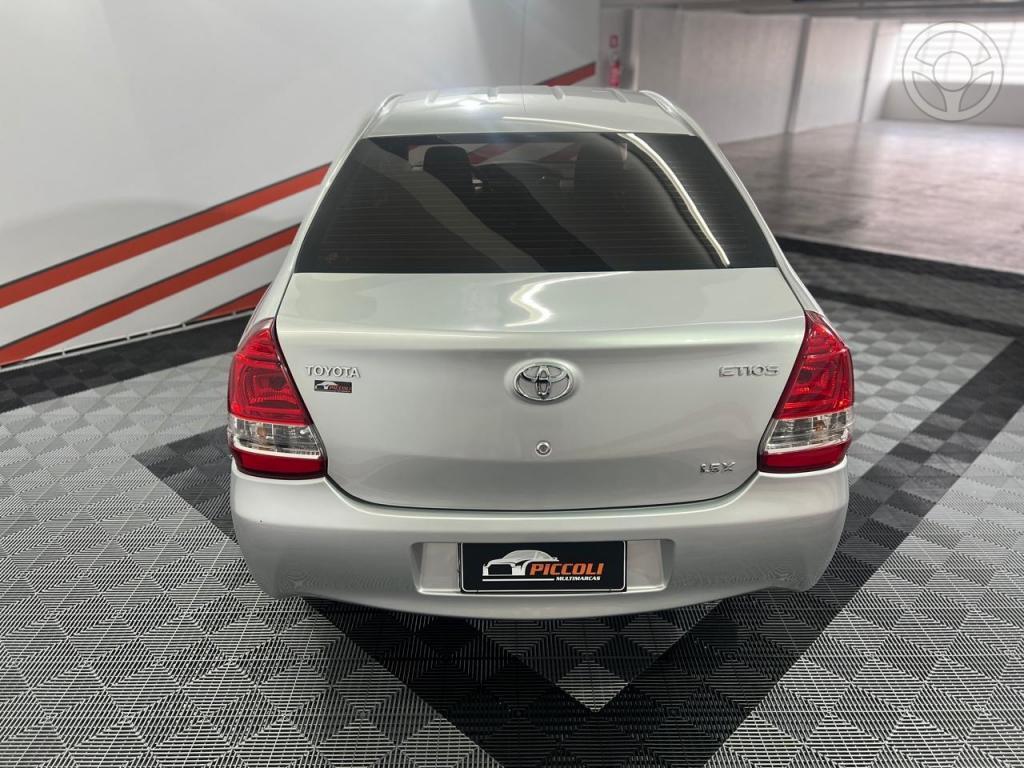 TOYOTA - ETIOS 1.5 X SEDAN 16V FLEX 4P MANUAL - 2013/2014 - PRATA - R$ 45.900,00