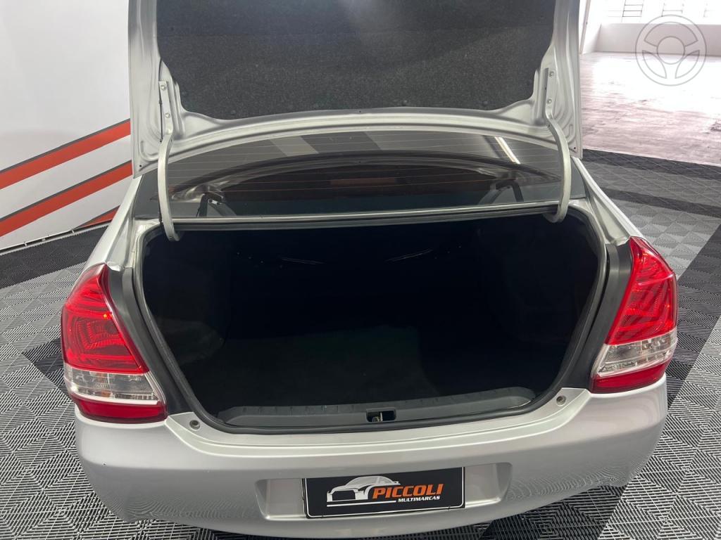 TOYOTA - ETIOS 1.5 X SEDAN 16V FLEX 4P MANUAL - 2013/2014 - PRATA - R$ 45.900,00