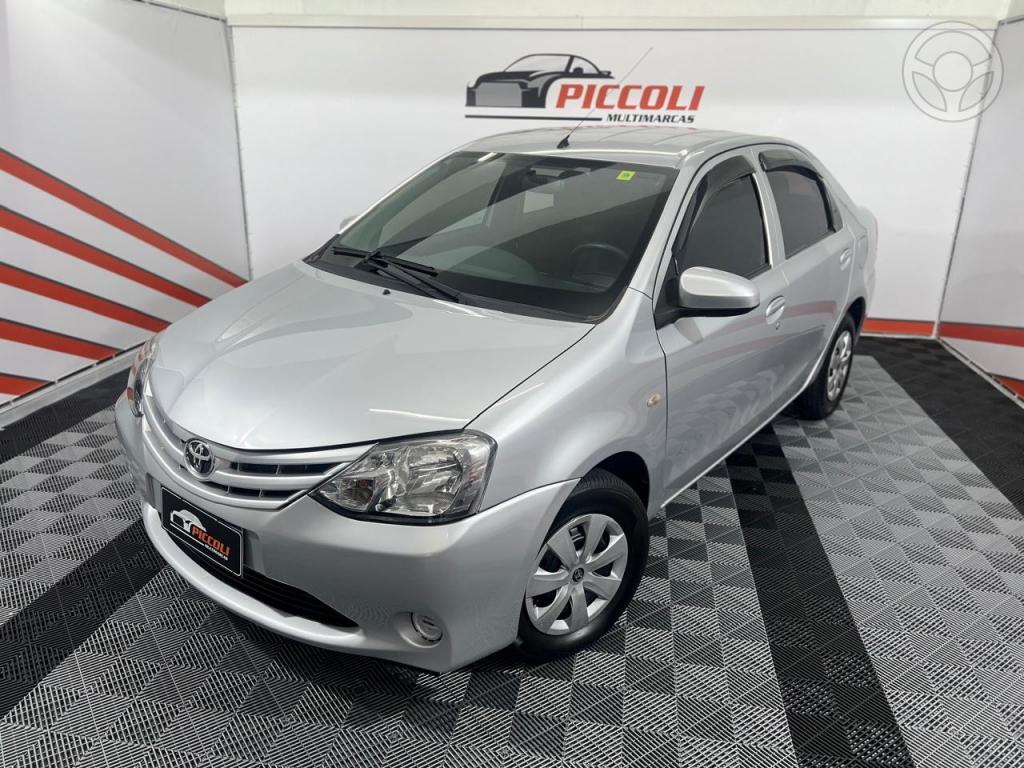 TOYOTA - ETIOS 1.5 X SEDAN 16V FLEX 4P MANUAL - 2013/2014 - PRATA - R$ 45.900,00