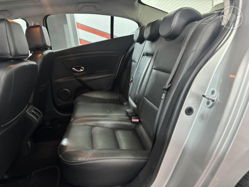 RENAULT - FLUENCE 2.0 DYNAMIQUE 16V FLEX 4P MANUAL - 2011/2012 - PRATA - R$ 40.900,00