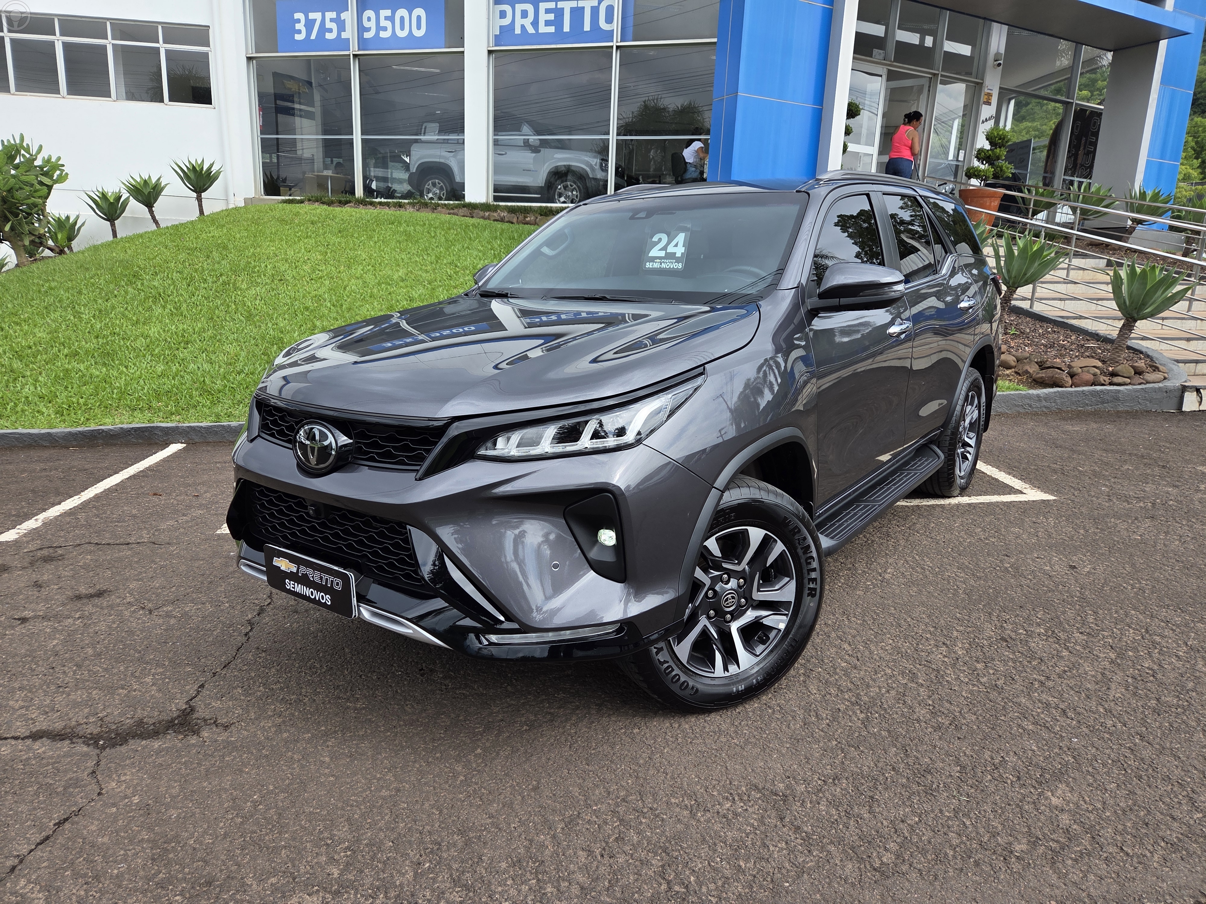 HILUX SW4 2.8 D-4D TURBO DIESEL DIAMOND 7L 4X4 AUTOMÁTICO - 2024 - ENCANTADO