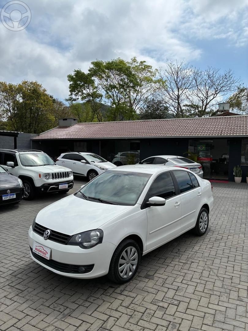 POLO SEDAN - 2013 - PAROBé