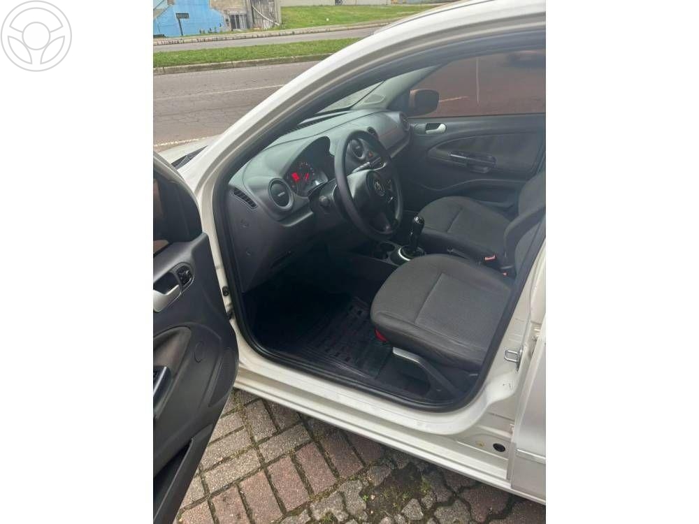 VOLKSWAGEN - VOYAGE 1.6 MI TREND 8V FLEX 4P MANUAL - 2012/2013 - BRANCA - R$ 40.900,00