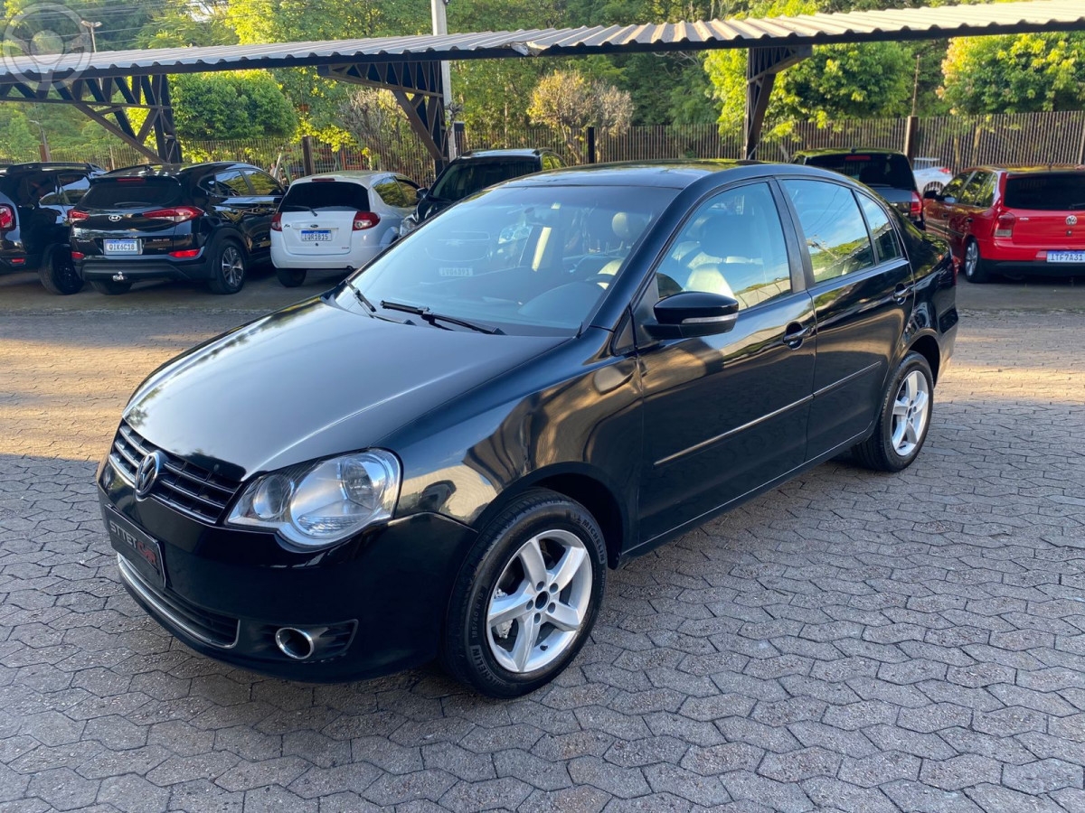 POLO SEDAN 1.6 MI COMFORTLINE 8V FLEX 4P MANUAL - 2014 - CAMPO BOM