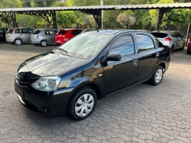 etios 1.5 xs sedan 16v flex 4p manual 2014 campo bom