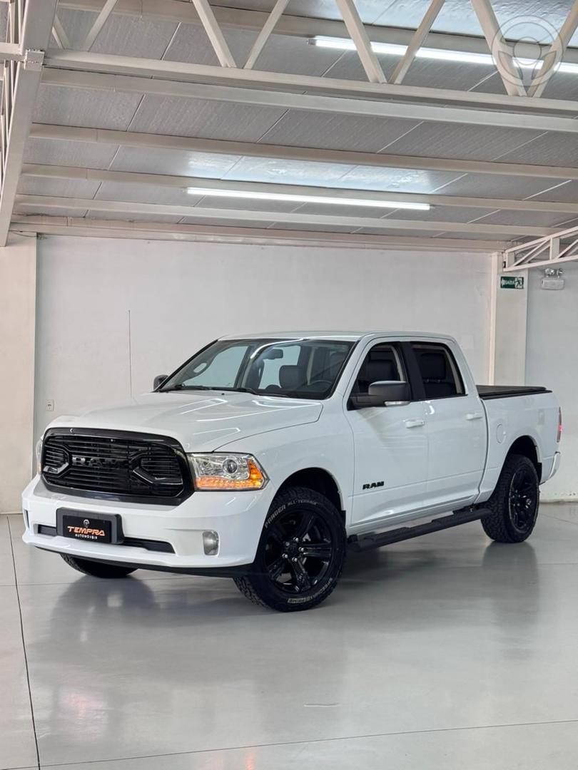 CLASSIC 5.7 LARAMIE V8 HEMI 4P AUTOMATICA - 2023 - PASSO FUNDO