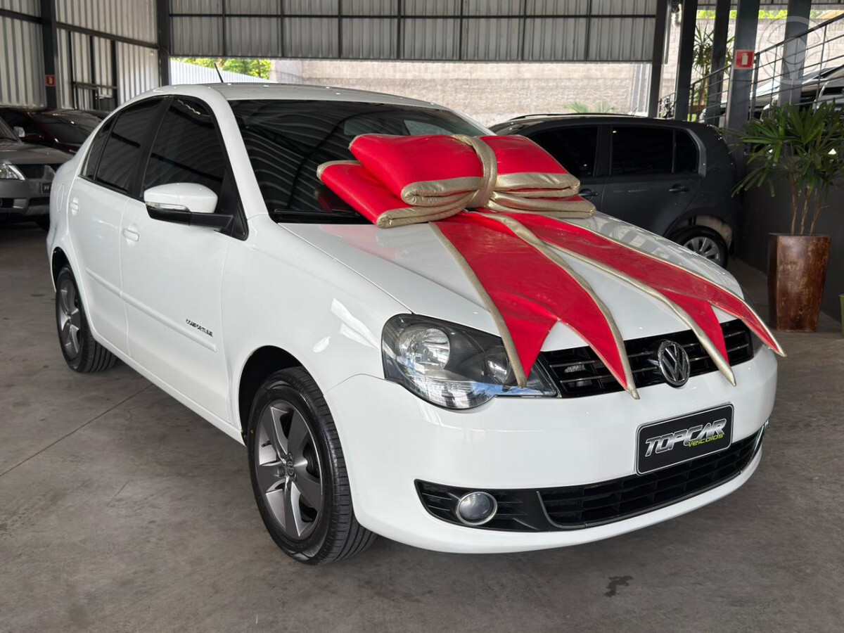 POLO SEDAN 1.6 MI COMFORTLINE 8V FLEX 4P AUTOMATIZADO - 2014 - CAMPO BOM
