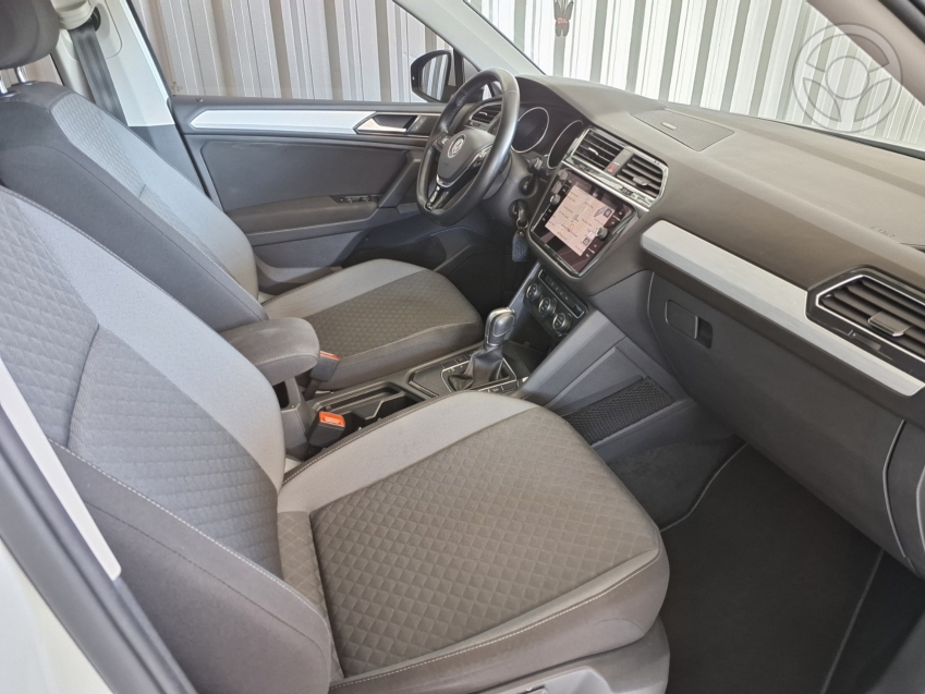 VOLKSWAGEN - TIGUAN 1.4 ALLSPACE 250 TSI FLEX 4P - 2018/2018 - BRANCA - R$ 111.900,00