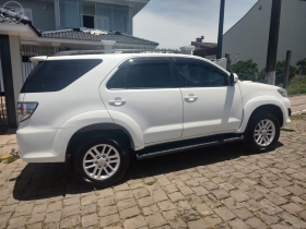 HILUX SW4 3.0 SRV 4X4 7 LUGARES 16V TURBO INTERCOOLER DIESEL 4P AUTOMÁTICO